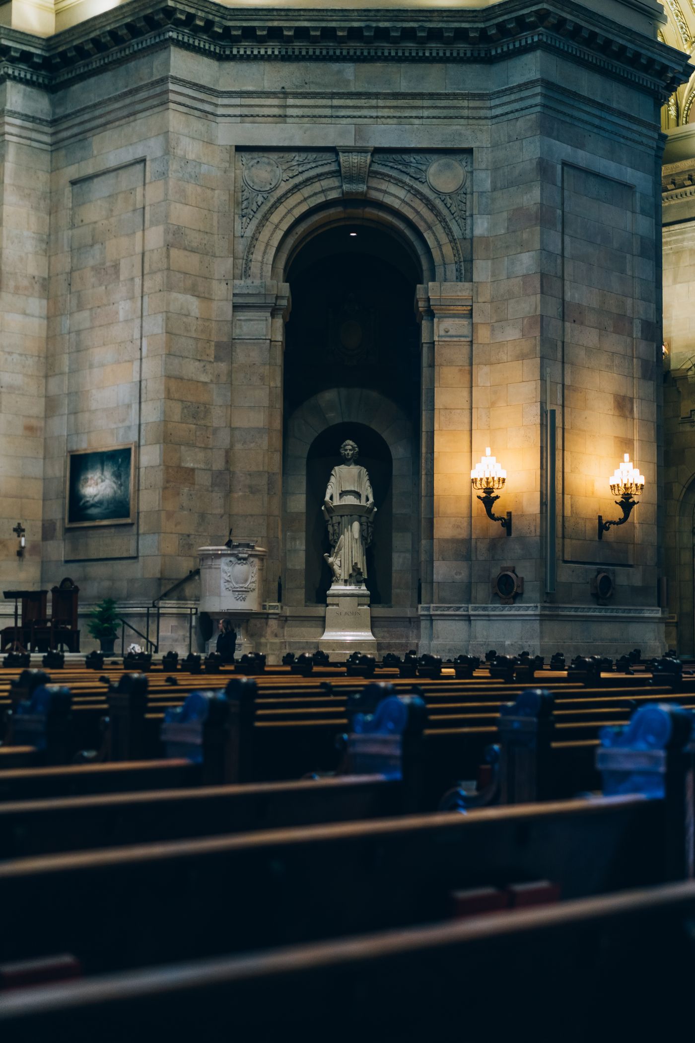 Interior de igreja vazia, com bancos de madeira e luz suave