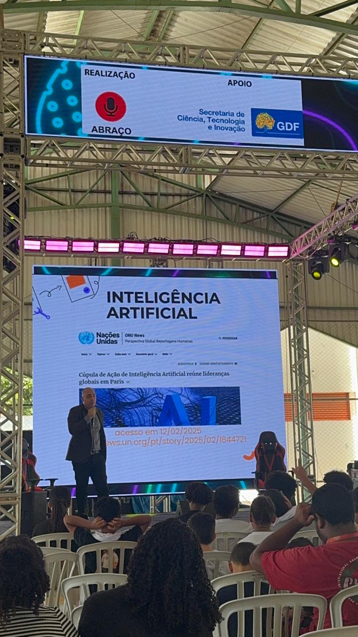 Rodmar apresentando palestra sobre inteligencia artificial