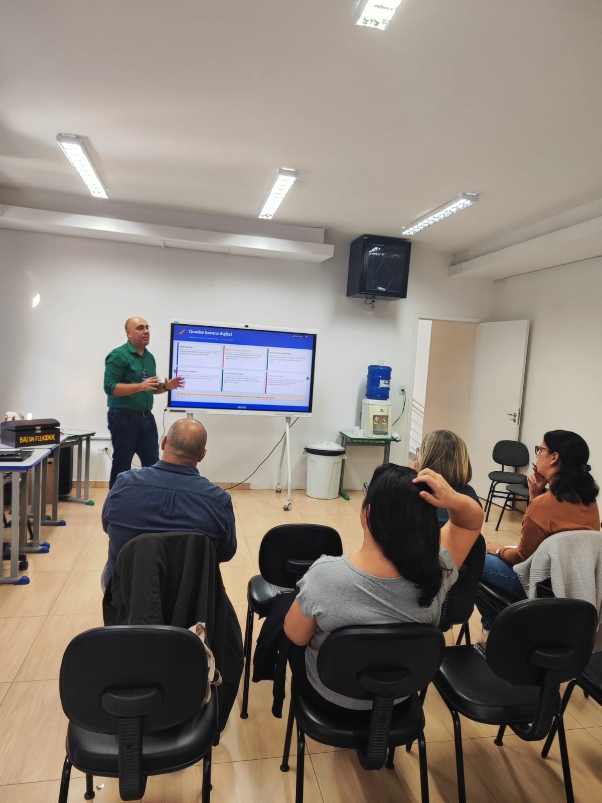 Rodmar conduzindo uma apresentação para uma plateia