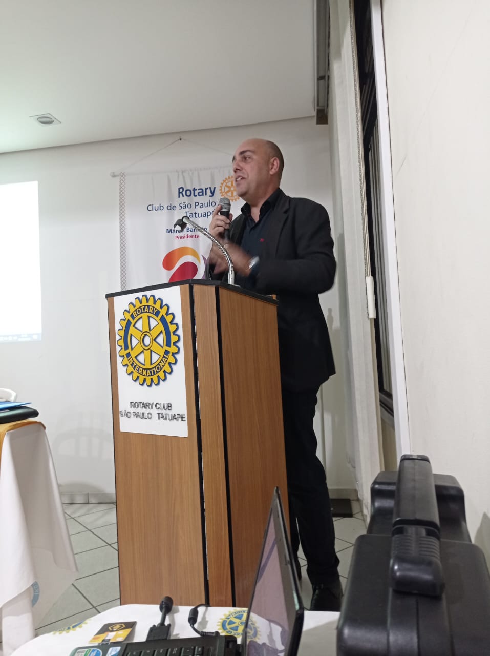 Participantes acompanhando uma palestra de Rodmar
